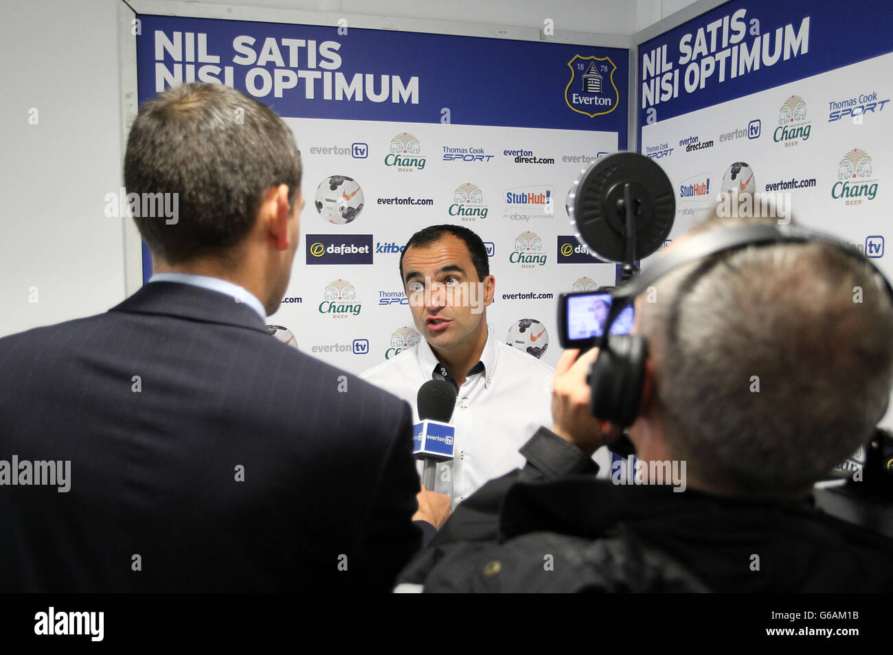 Fußball - vor der Saison freundlich - Everton gegen Real Betis - Goodison Park. Everton Manager Roberto Martinez wird von Everton TV interviewt Stockfoto