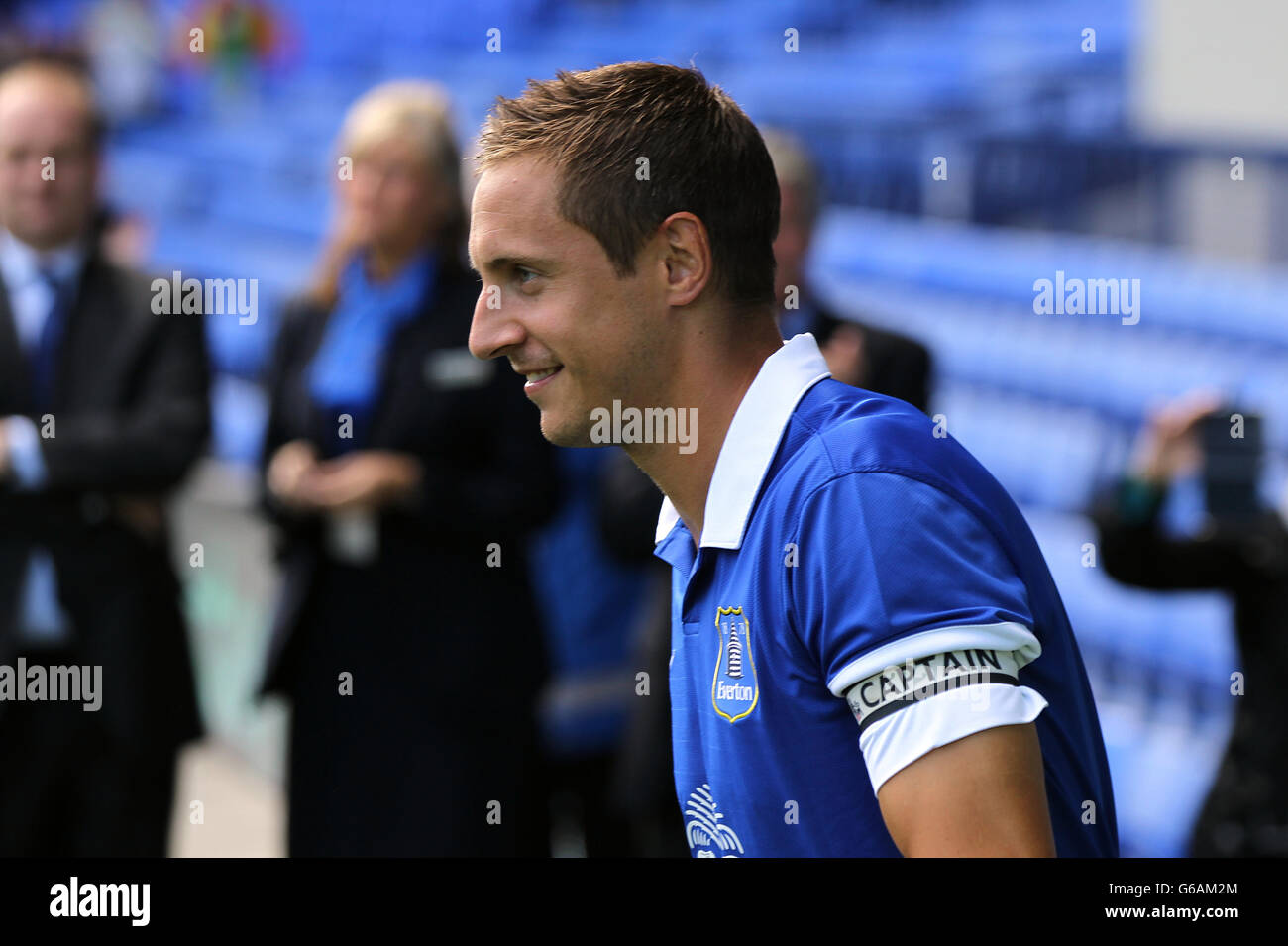 Evertons Phil Jagielka tritt für das Match aus dem Tunnel hervor Stockfoto