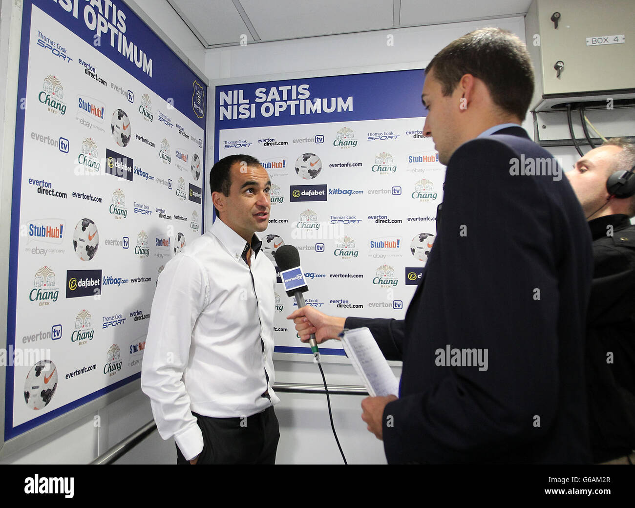 Fußball - vor der Saison freundlich - Everton gegen Real Betis - Goodison Park. Everton Manager Roberto Martinez wird von Everton TV interviewt Stockfoto