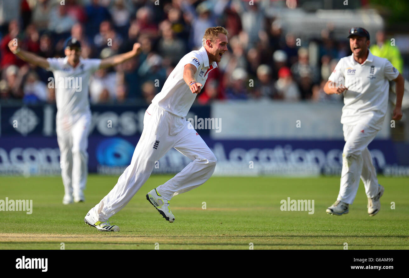 Englands Stuart Broad feiert das Wicket des australischen Ryan Harris am vierten Tag des vierten Investec Ashes Testspiels am Emirates Durham IKG, Durham. Stockfoto