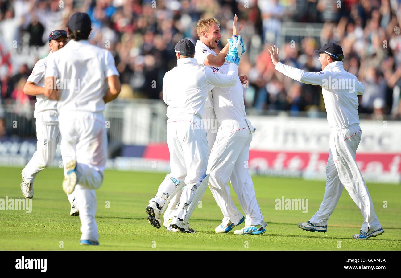 Englands Stuart Broad feiert das Wicket des australischen Brad Haddin während des vierten Investec Ashes Testspiels am Emirates Durham IKG, Durham. Stockfoto