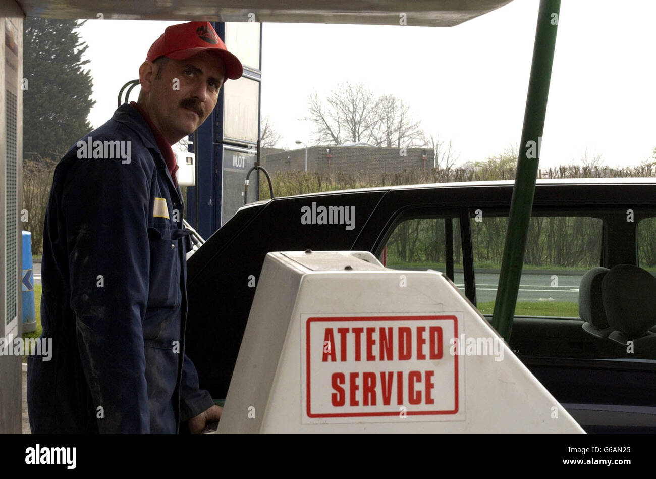 Ein Tankwächter füllt den Tank eines Autos in der Nähe von Saffron Walden in Essex. Kleine unabhängige Tankstellen verschwinden langsam angesichts der Konkurrenz großer Ölgesellschaften. Stockfoto