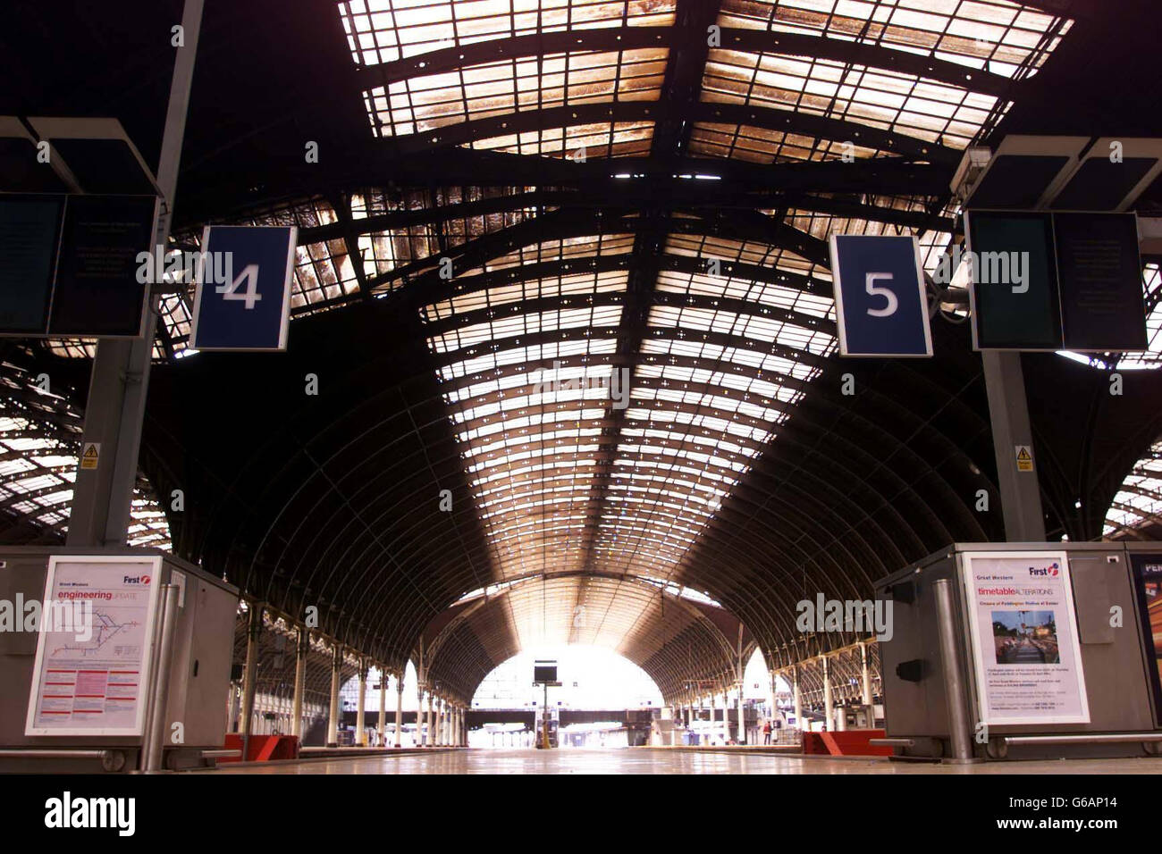 Paddington Station. Passagiere, die in Paddington einreisen, sehen sich nach technischen Arbeiten einem Chaos gegenüber. overran.Network Rail sagte, dass der Bahnhof der Paddington-Hauptlinie während der morgendlichen Hauptverkehrszeit geschlossen bleiben würde. *..Ingenieure arbeiteten heute rund um die Uhr, nachdem starke Winde die Arbeiten verzögerten, die während der viertägigen Abschaltung der achtspurigen Station über das Feiertagswochenende abgeschlossen sein sollten. Stockfoto