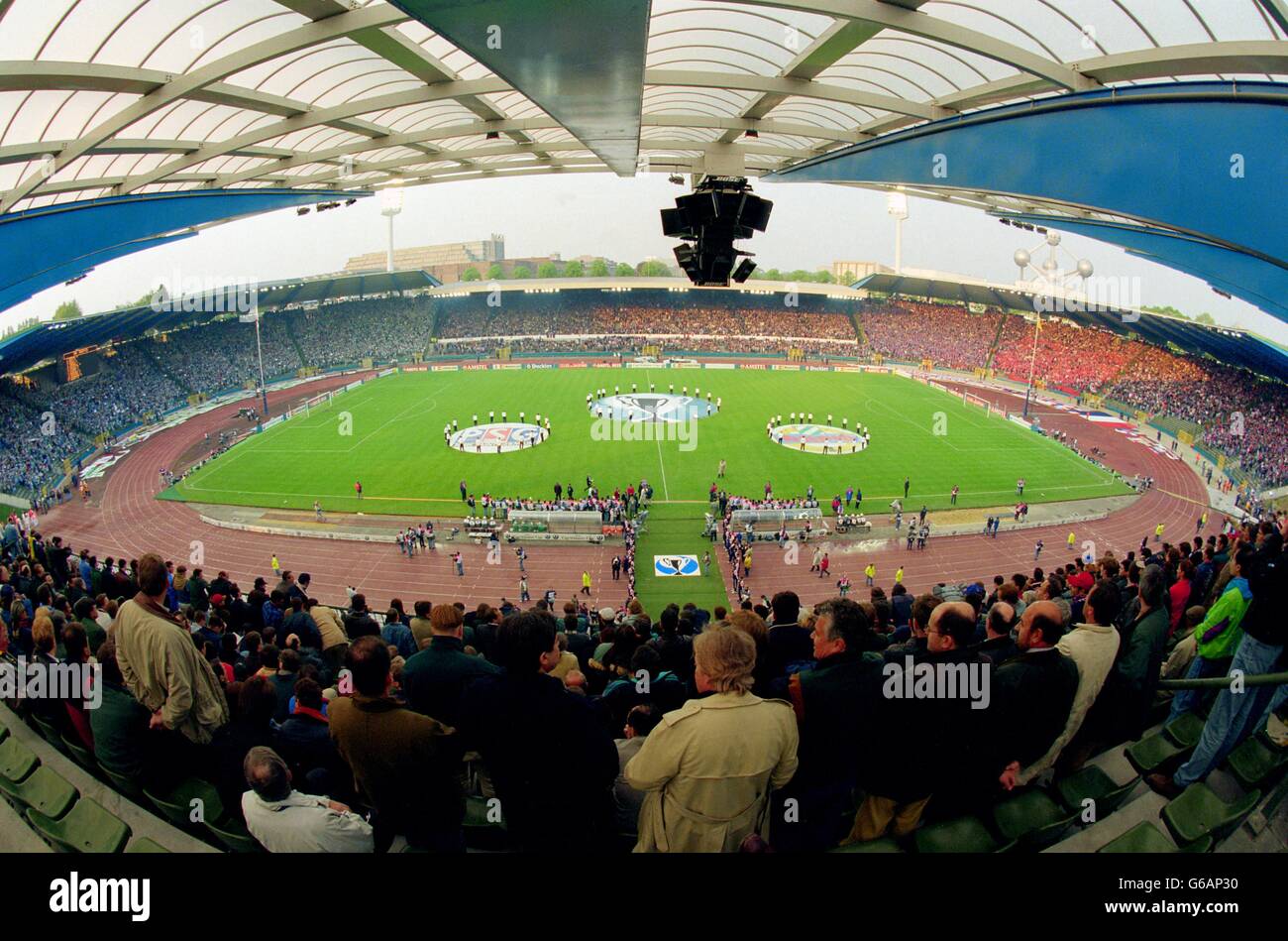 UEFA 1996 EUROPEAN CUP GEWINNER POKALFINALE - PARIS ST GERMAIN gegen RAPID WIEN. Zeremonie - Stadion - la stade roi Baudouin Stockfoto