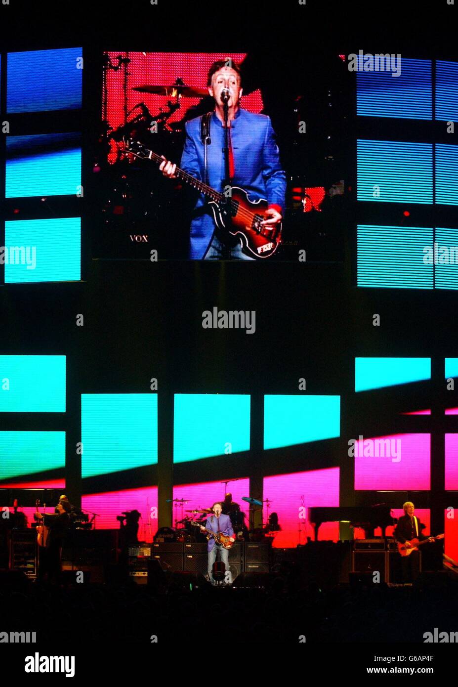 Der ehemalige Beatle Sir Paul McCartney (Mitte) und seine Band treten im Rahmen seiner "Back in the World"-Tour auf der Bühne des Earls Court in London auf. Stockfoto