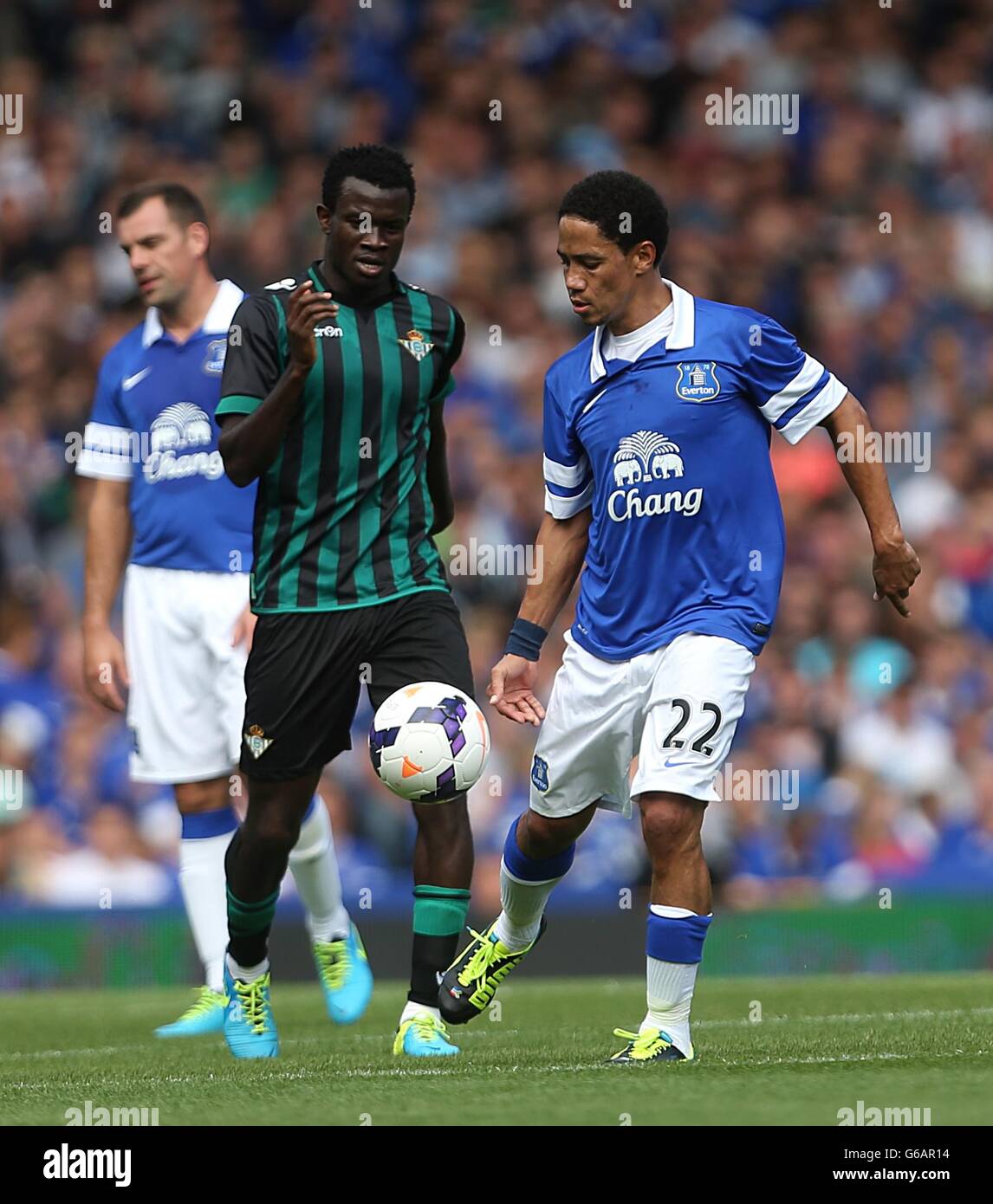 Evertons Steve Pienaar (rechts) und Real Betis' Nosa Igiebor (links) Kampf um den Ball Stockfoto