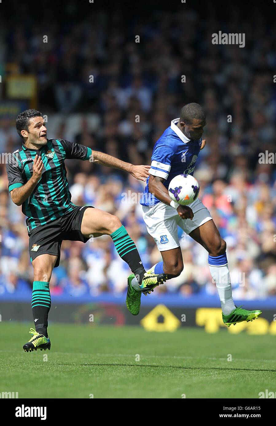 Evertons Sylvan Distin (rechts) kämpft um den Ball mit Real Betis' Jorge Molina Stockfoto