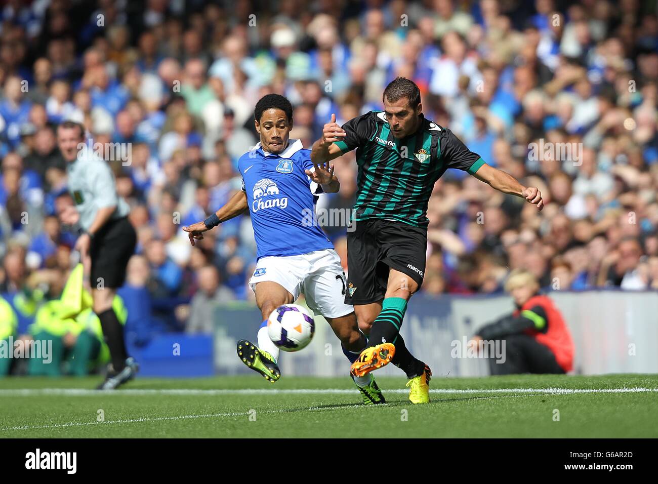 Evertons Steven Pienaar (links) und Javier Chica von Real Betis kämpfen um den Ball Stockfoto