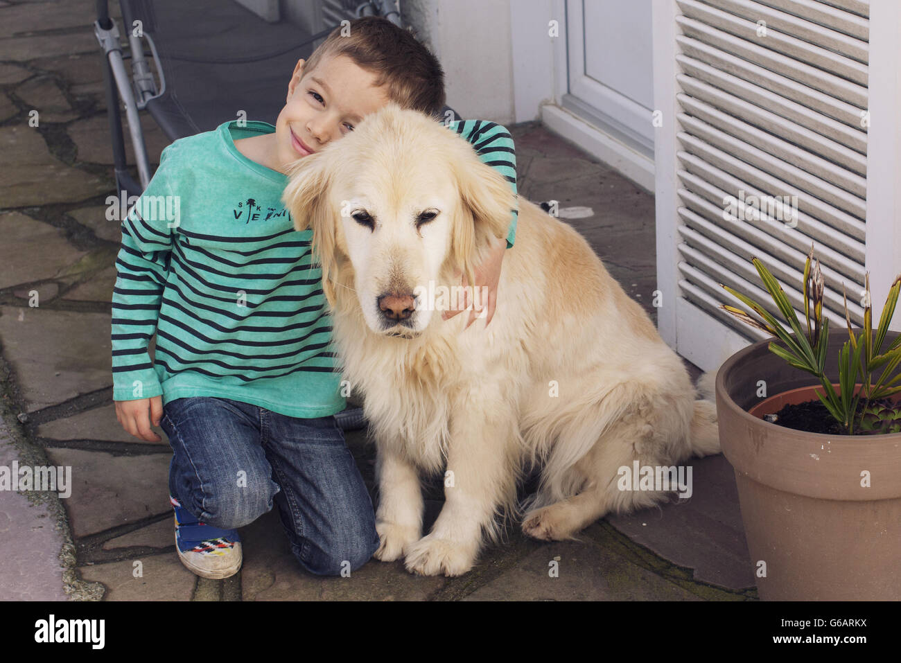 Junge mit Familienhund Stockfoto
