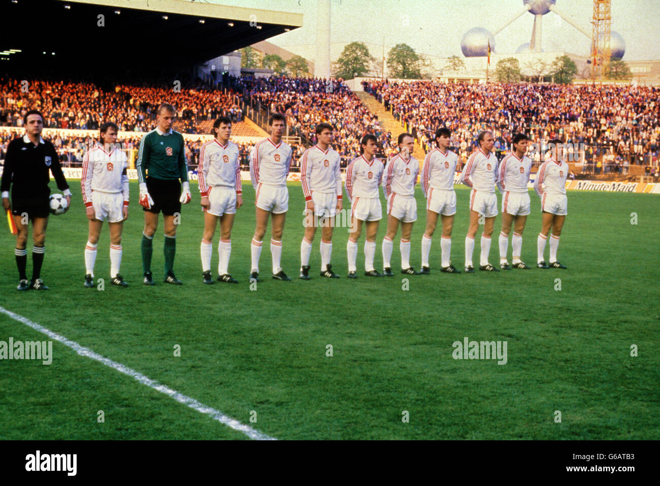 Die Nationalmannschaft der Tschechoslowakei muss sich vor dem Anpfiff anstellen. (l-r) Ivan Hasek, Jan Stejskal, Stanislav Griga, Jan Kocian, Milan Luhovy, Lubomir Moravcik, Michal Bilek, Lubomir Vlk, Miroslav Kadlec, Jozef Chovanec, Frantisek Staka Stockfoto