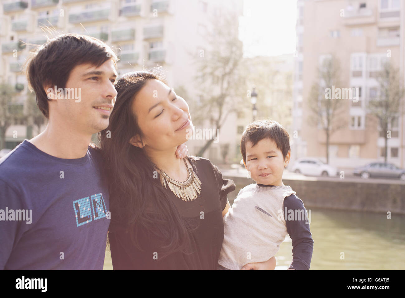 Familie zu Fuß durch Fluss in Stadt Stockfoto