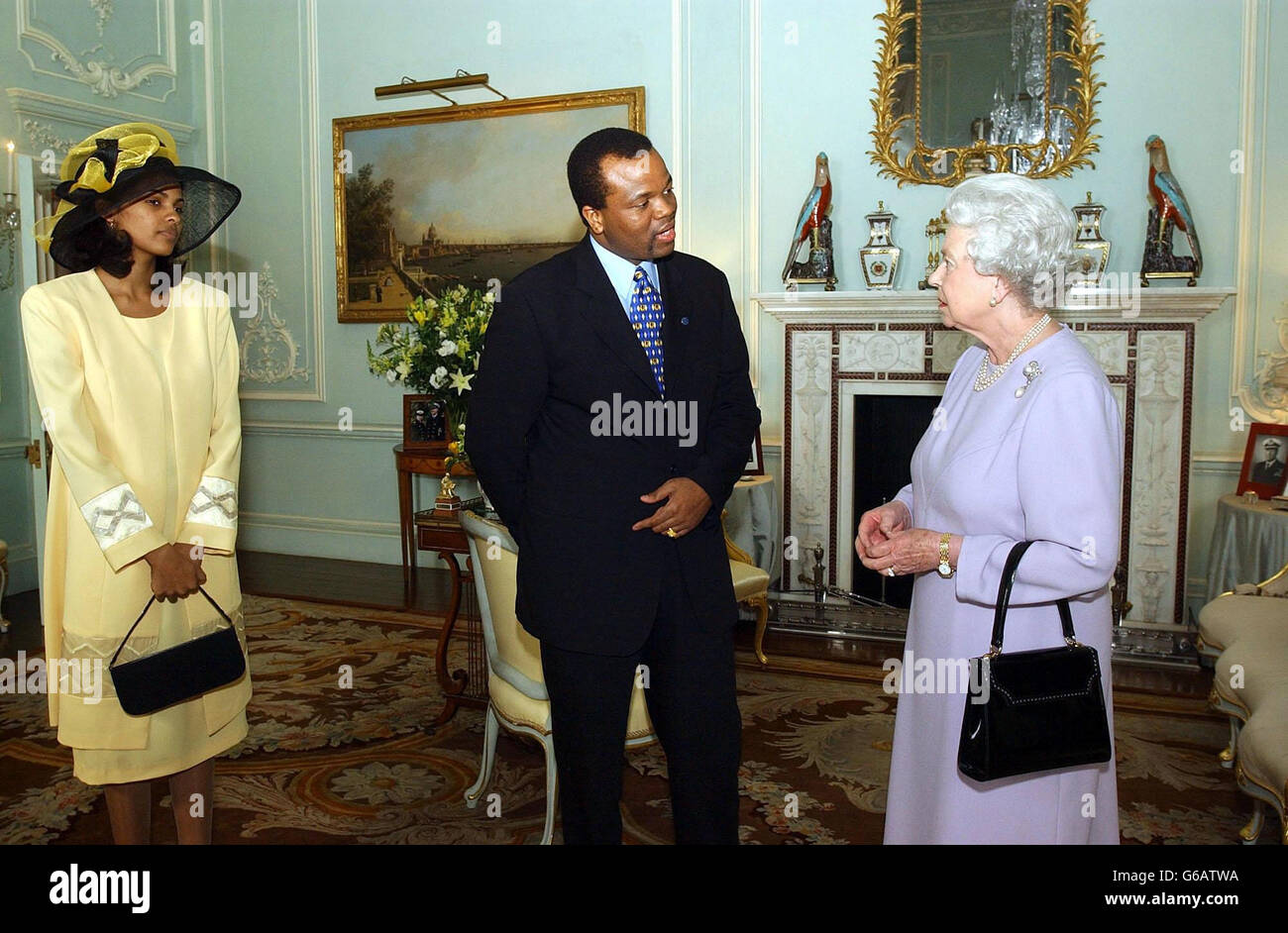 Die britische Königin Elizabeth II. Empfängt den König von Swasiland, seine Majestät König Mswati III. Und seine Königliche Hoheit Inkhosikati im Buckingham Palace im Zentrum von London. Stockfoto