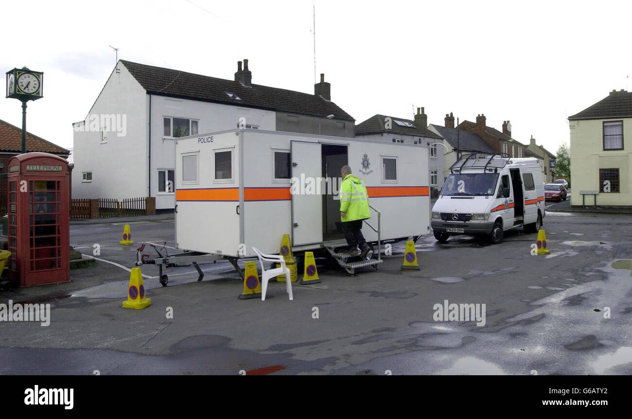 Die Polizei von Humberside hat vor dem Pub Crooked Billet in Owston Ferry, North Lincolnshire, ein Hauptquartier für Zwischenfälle eingerichtet, von dem aus die 18-jährige Laura Torn verschwand. * Unterwasser-Suchteams sagten, dass ein schwarzer Stiefel vom Ufer des nahe gelegenen Flusses Trent geborgen wurde, sagten aber, dass sie zu diesem Zeitpunkt nicht sagen konnten, ob er dem vermissten Teenager gehörte. Stockfoto
