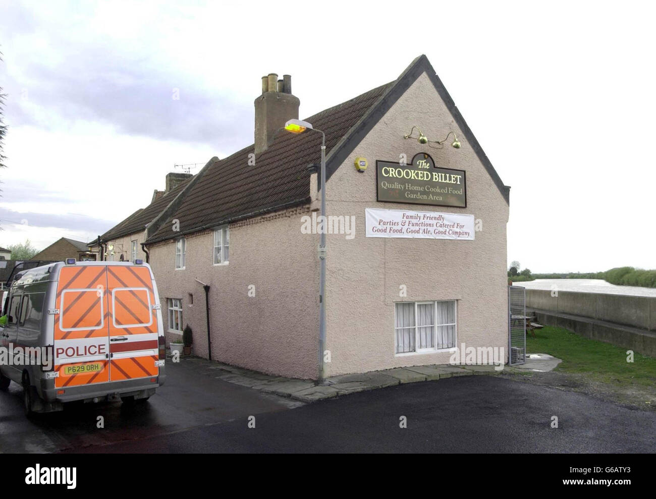 Vor dem Pub Crooked Billet in Owston Ferry, North Lincolnshire, steht ein Polizeiwagen von Humberside, aus dem die 18-jährige Laura Torn verschwunden ist. * Unterwasser-Suchteams sagten, dass ein schwarzer Stiefel vom Ufer des nahe gelegenen Flusses Trent geborgen wurde, sagten aber, dass sie zu diesem Zeitpunkt nicht sagen konnten, ob er dem vermissten Teenager gehörte. Stockfoto