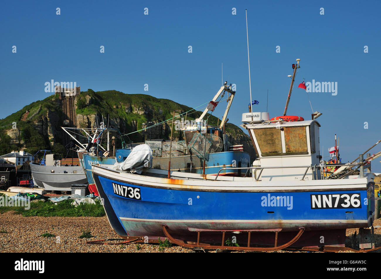 Fischerboote auf Hastings Beach, East Sussex, Südostengland, mit East Hill im Hintergrund Stockfoto