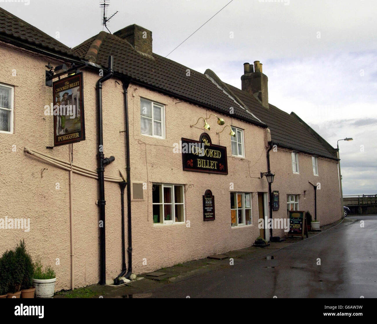 Vor dem Pub Crooked Billet in Owston Ferry, North Lincolnshire, steht ein Polizeiwagen von Humberside, von dem aus die 18-jährige Laura Torn in den frühen Morgenstunden des Sonntags verschwand. * Unterwasser-Suchteams sagten, dass ein schwarzer Stiefel vom Ufer des nahe gelegenen Flusses Trent geborgen wurde, sagten aber, dass sie zu diesem Zeitpunkt nicht sagen konnten, ob er dem vermissten Teenager gehörte. Stockfoto