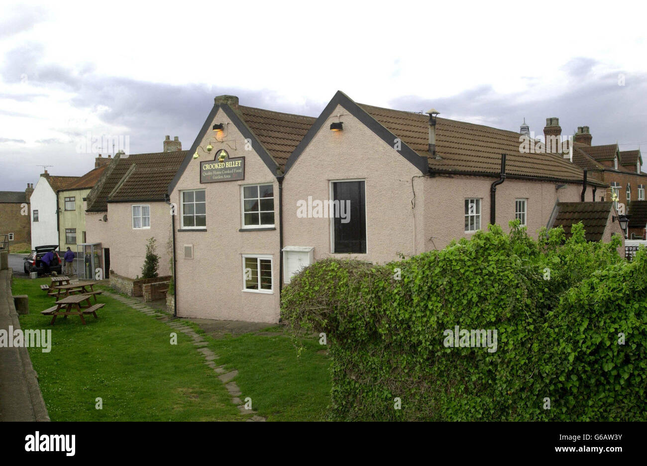 Der Pub Crooked Billet in Owston Ferry, North Lincolnshire, von dem aus die 18-jährige Laura Torn in den frühen Morgenstunden des Sonntags verschwand. * Unterwasser-Suchteams sagten, dass ein schwarzer Stiefel vom Ufer des nahe gelegenen Flusses Trent geborgen wurde, sagten aber, dass sie zu diesem Zeitpunkt nicht sagen konnten, ob er dem vermissten Teenager gehörte. Stockfoto