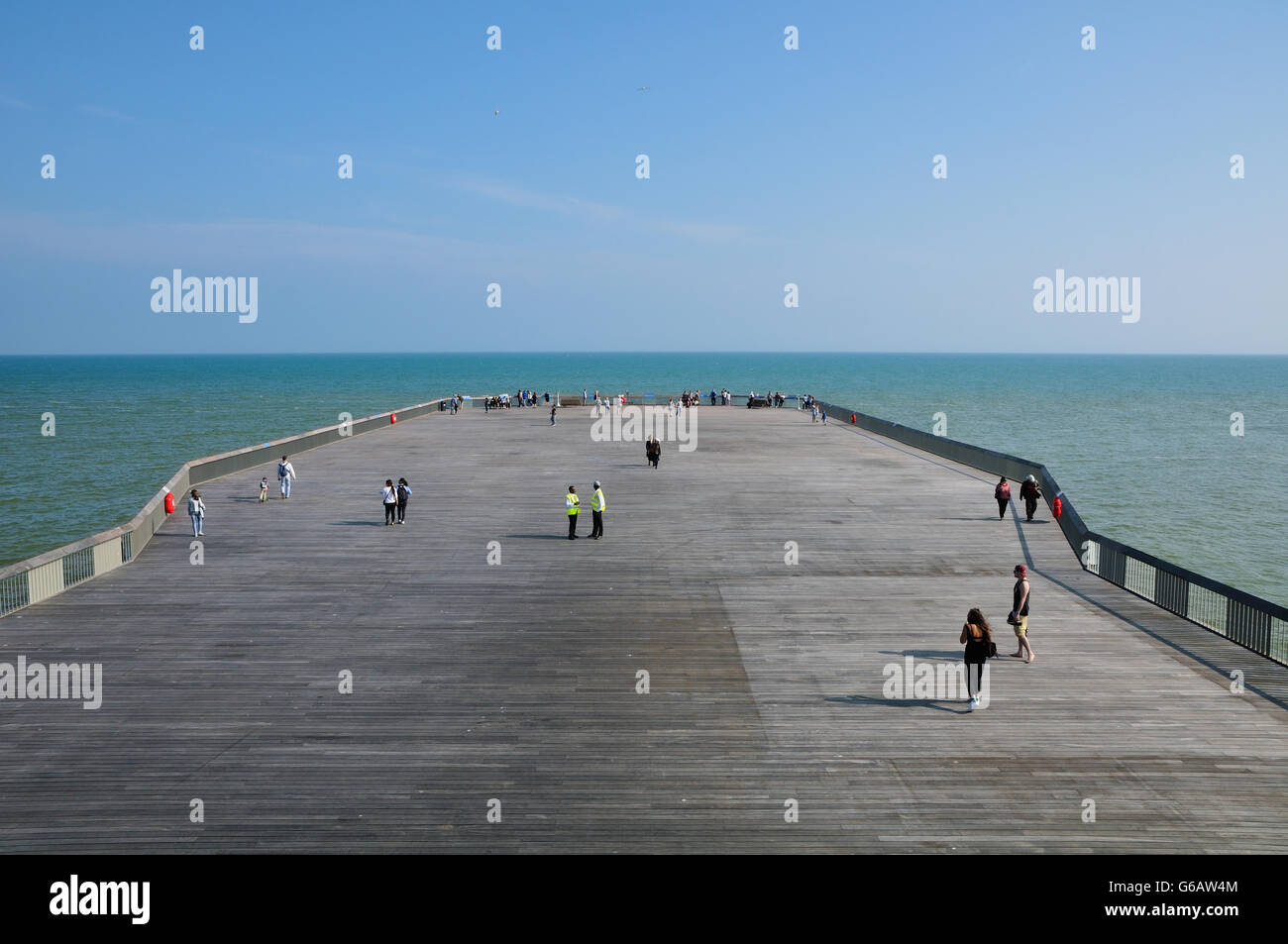 Neu rekonstruiertes Hastings Pier mit Blick auf das Meer, mit Fußgängern auf dem Molenkopf Stockfoto