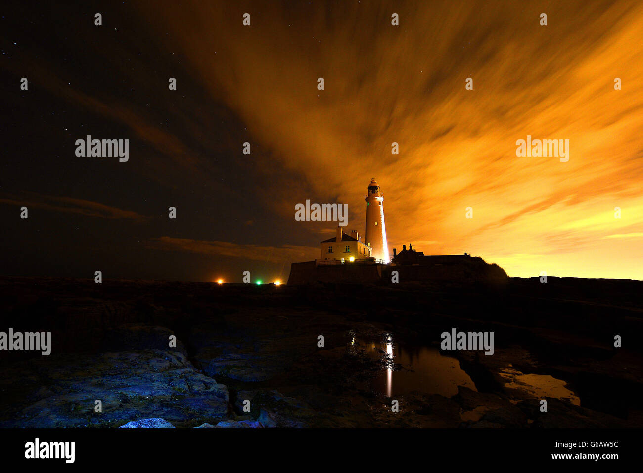 FOTO AUFGENOMMEN MIT LANGZEITBELICHTUNG EIN Sternenhimmel über dem St Mary's Lighthouse auf der winzigen St. Mary's Island, nördlich von Whitley Bay an der Küste Nordostenglands, in den frühen Morgenstunden. Stockfoto