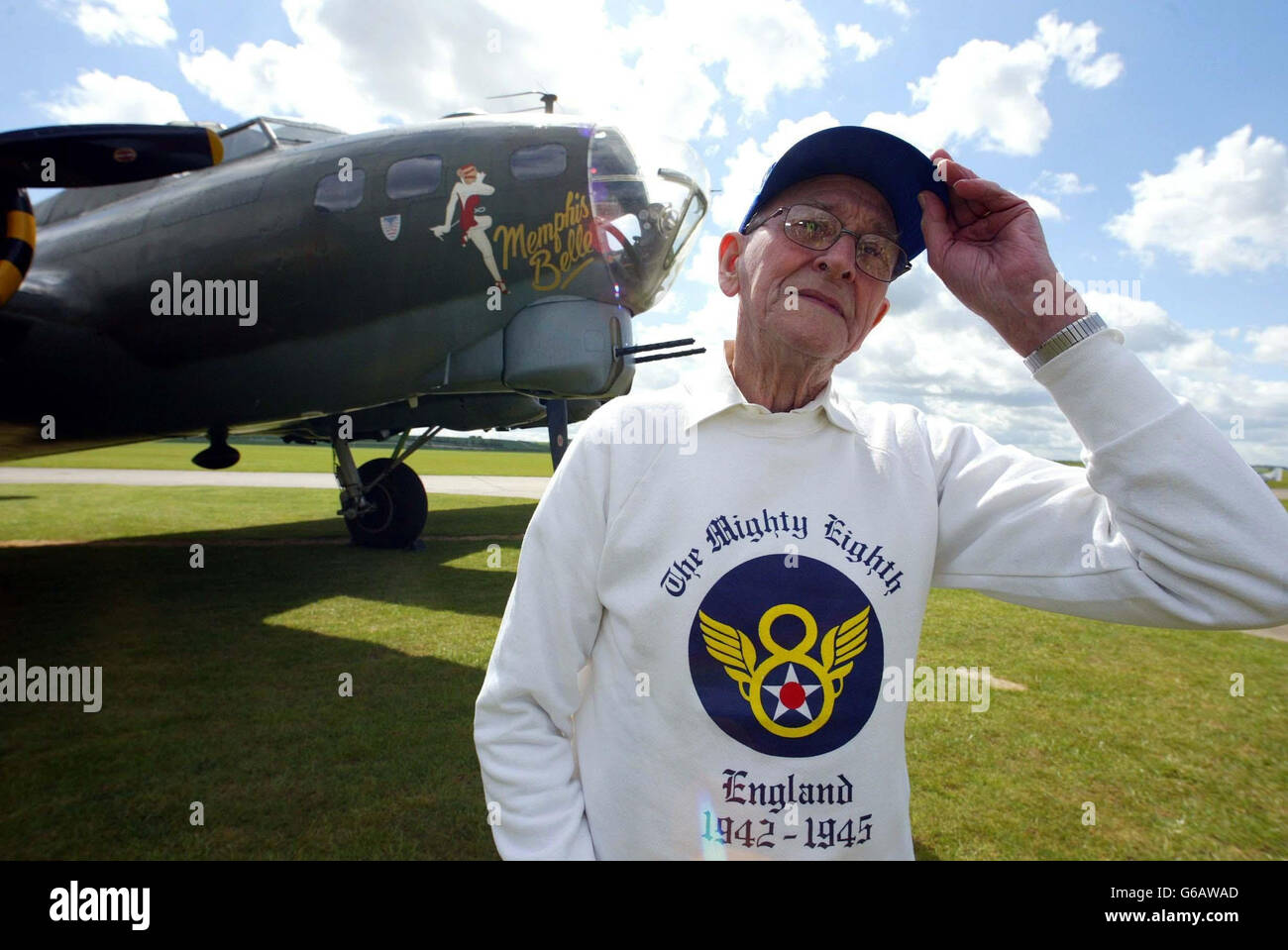 Veteran Ground Crew Chief Otto Meikus, stand neben der B-17 Flying Fortress, Sally B, im Duxford Imperial war Museum. Meikus war während des Zweiten Weltkriegs in Bassingbourn beheimatet und erinnert sich an die Belle und ihre Crew, *...seine Rolle war es, die mächtigen B-17 auf ihre Missionen vorzubereiten.Es war die Medienvorschau für die May Air Show von Duxford. Stockfoto