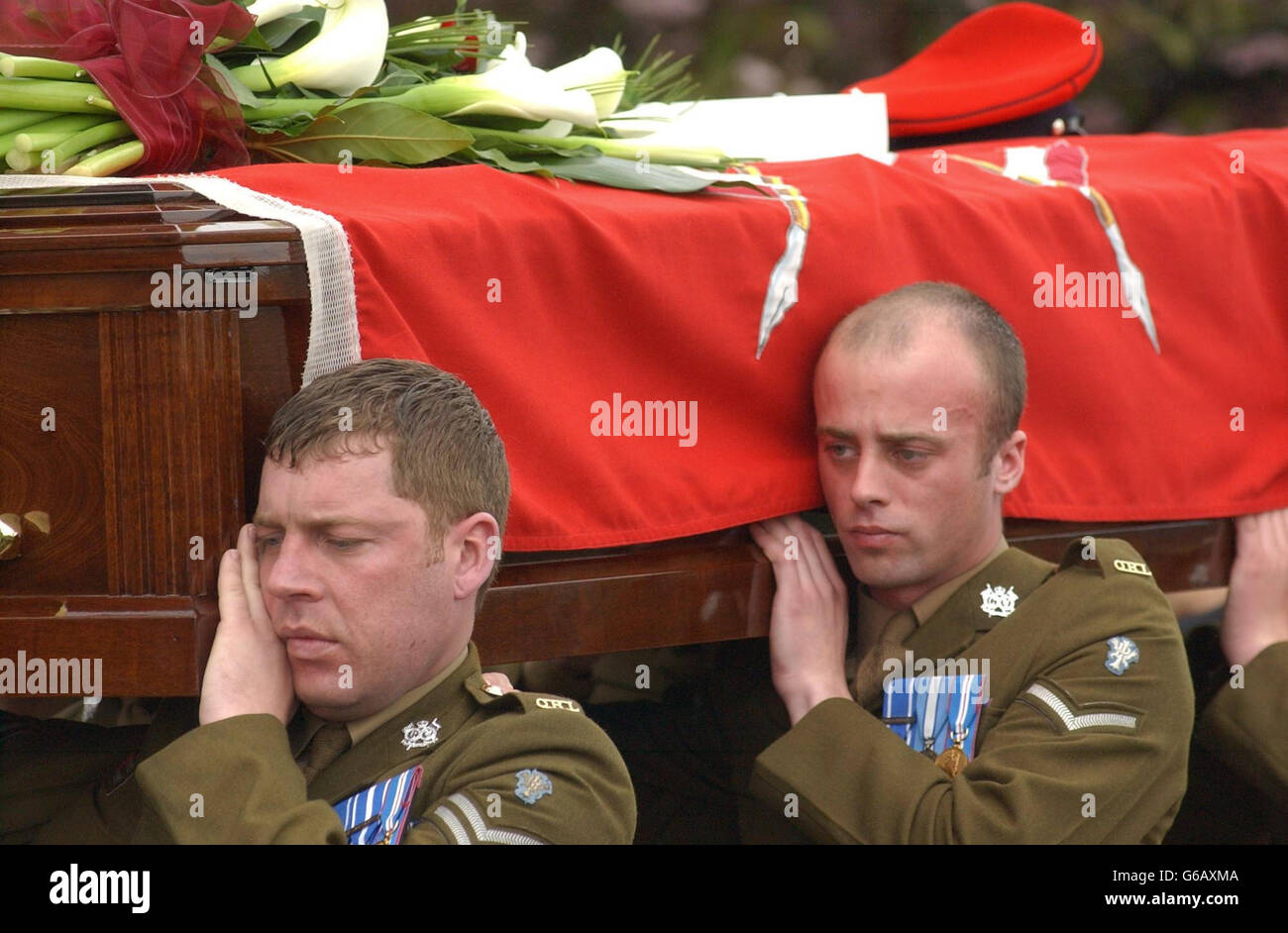 Zwei Pallbearers tragen den Sarg von Corporal Stephen Allbutt, Mitglied der Queen's Royal Lancers, auf dem Weg zur Holy Trinity Church für den Gottesdienst. * Sie sind beide Mitglieder des Regiments der 35-Jährigen und trugen zusammen mit vier anderen Kollegen den Sarg in der Kirche. Der verheiratete Soldat, der auch im Golfkrieg von 1991 diente, wurde zusammen mit dem 19-er Trooper David Clarke aus Stafford getötet, als ihr Challenger 2-Panzer von einem anderen britischen Panzer während eines Feuergefechtes in der Nähe von Basra beschossen wurde. Stockfoto