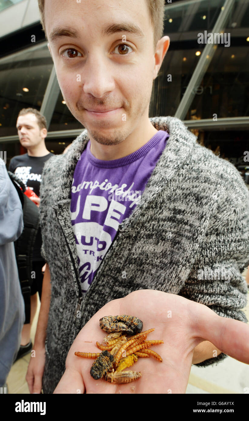 Chris Milford zeigt seinen Hauptgang während seines Bugs Lunch im Rentokill 'Pop-up pestaurant' in der City of London. Stockfoto
