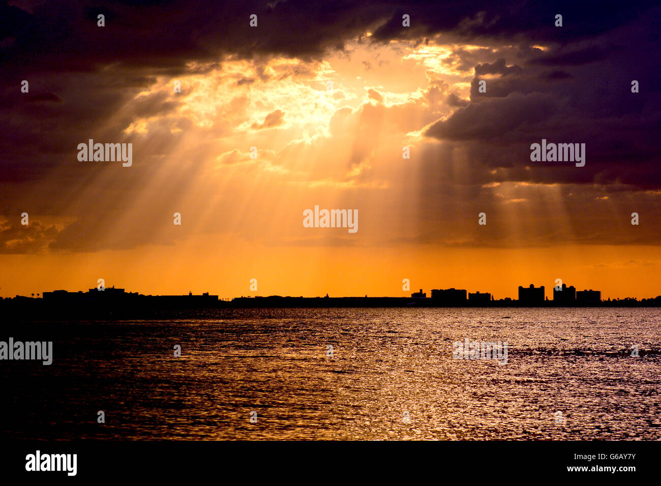 Bunte Sonnenlicht in den Wolken auf dem Meer Stockfoto