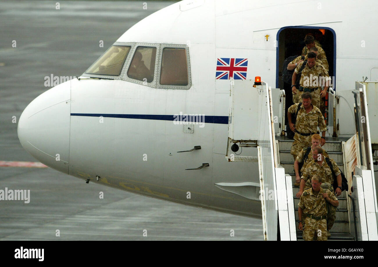 Rund 100 Royal Marines aus dem Jahr 45 Commando kommen vom Golf am Flughafen Prestwick, Glasgow, an, bevor sie zu ihrem Stützpunkt in RM Condor in Arbroath zurückgebracht werden. Stockfoto