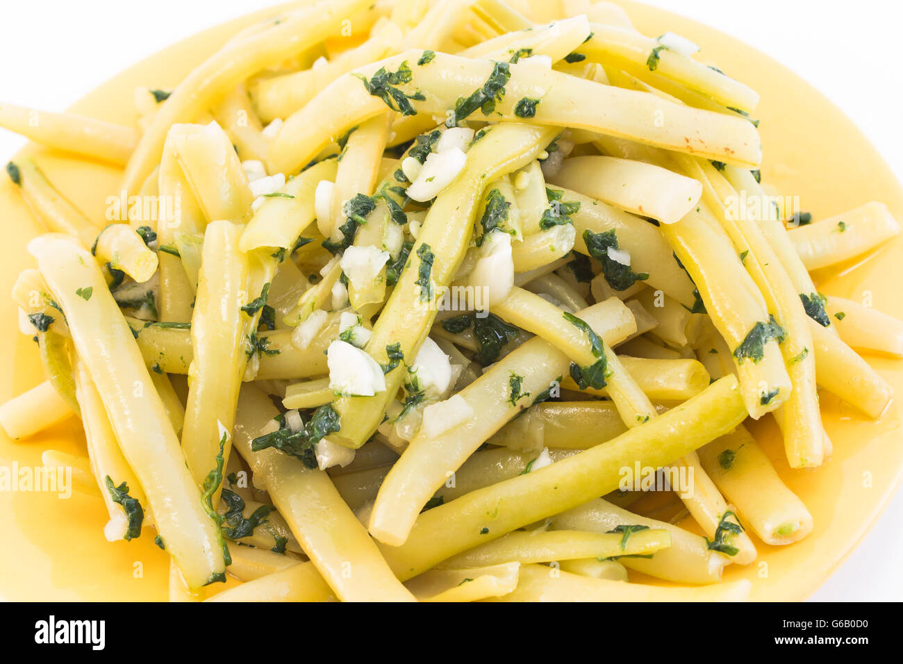 Srting Bohnensalat mit Knoblauch und Petersilie. Stockfoto