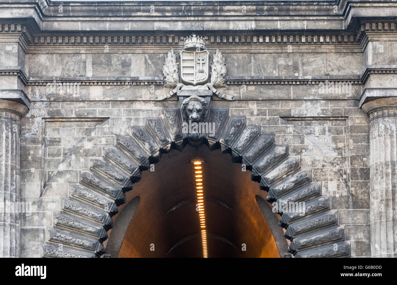 Adam Clark Tunnel unter dem Burgberg in Budapest, Ungarn. Von hier aus gelangen sie bequem zu Orten in Buda hinter dem Hügel. Stockfoto