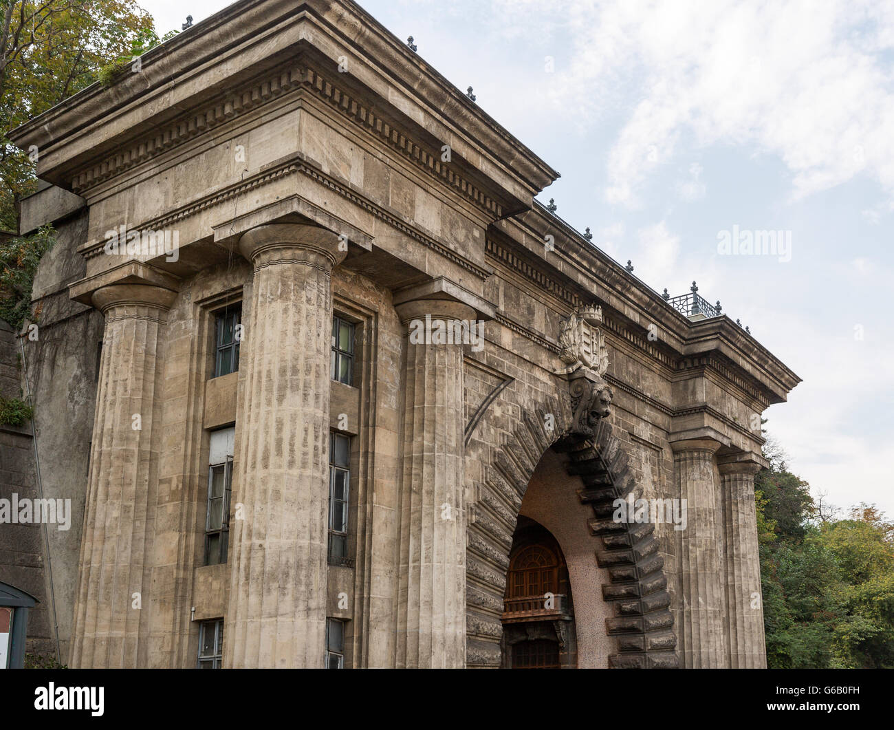 Adam Clark Tunnel unter dem Burgberg in Budapest, Ungarn. Von hier aus gelangen sie bequem zu Orten in Buda hinter dem Hügel. Stockfoto