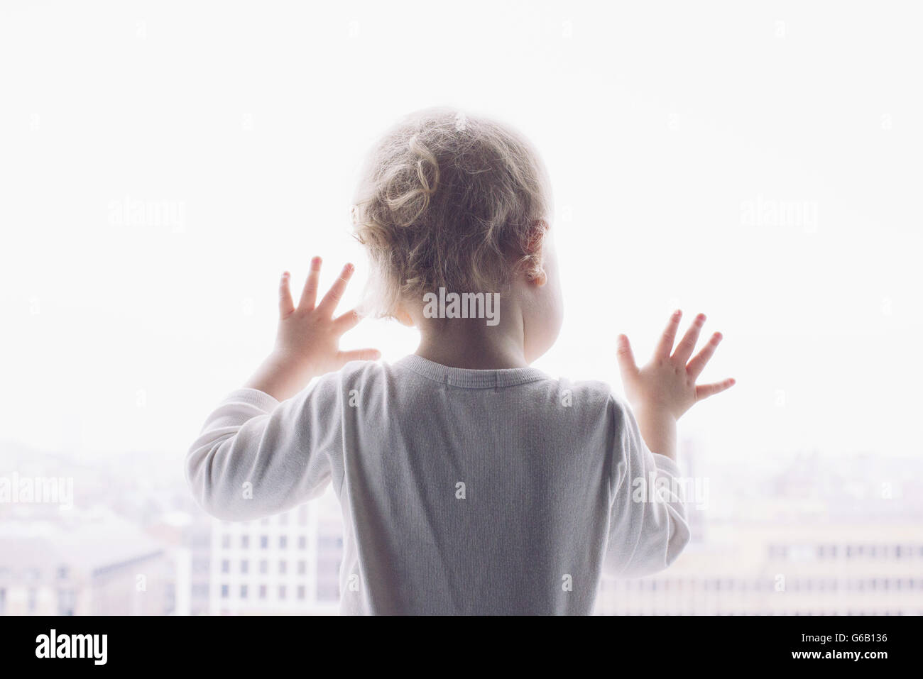 Baby aus Fenster Stockfoto