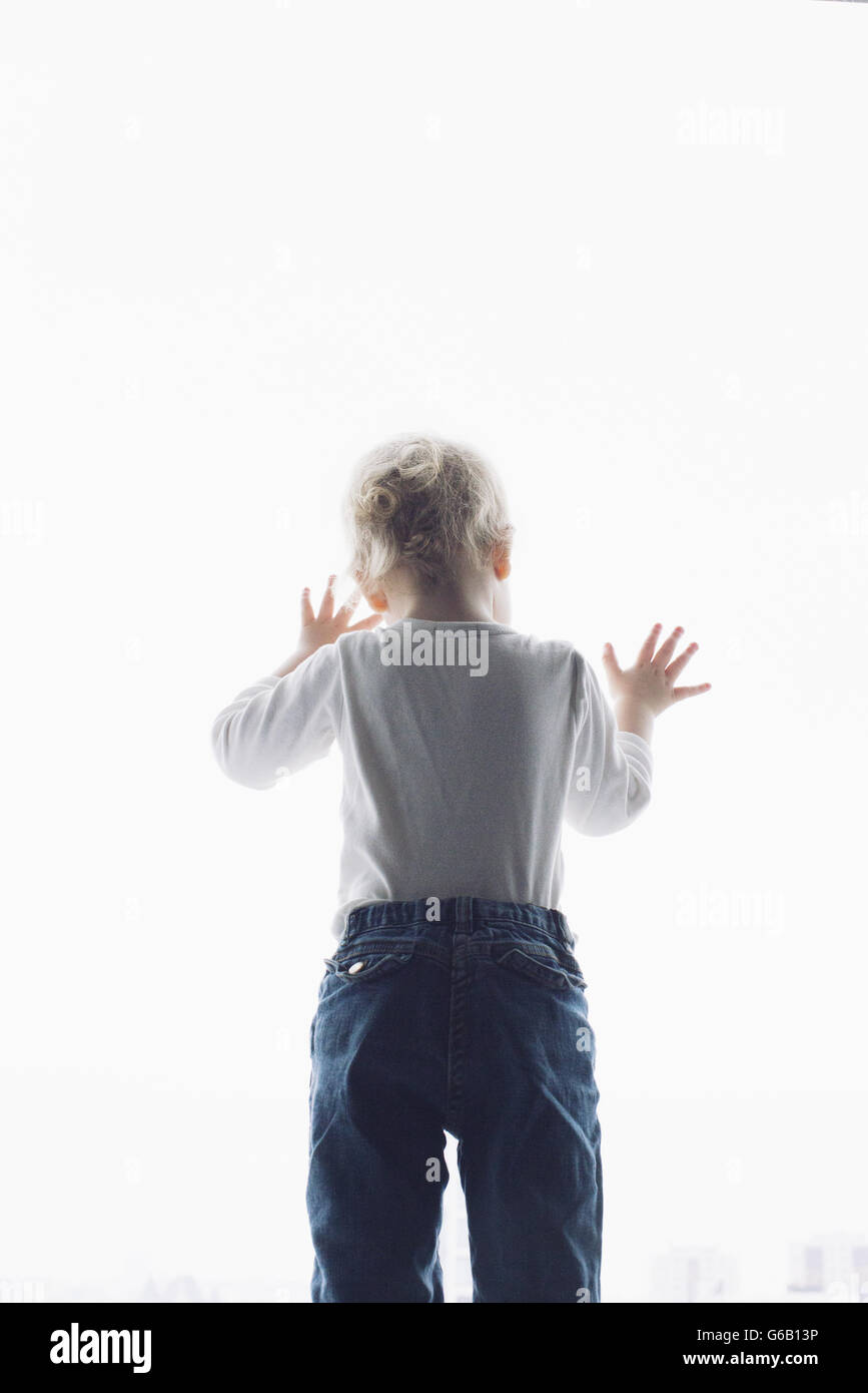 Baby aus Fenster Stockfoto