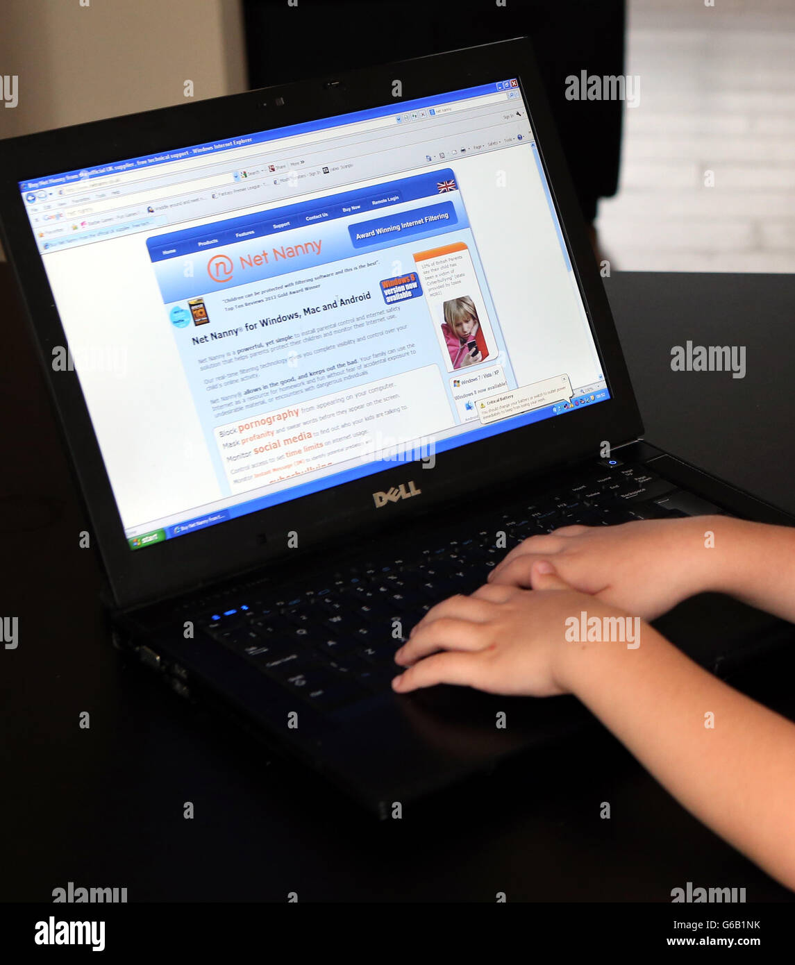 BILD VON MODELL gestellt sechs Jahre alten Lulu Byrne aus Gateacre, Liverpool, spielt im Internet über einen Laptop. Stockfoto