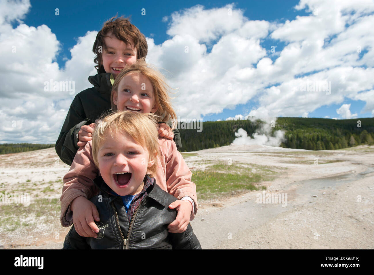 Junge Geschwister posieren für Porträts am Yellowstone-Nationalpark, Wyoming, USA Stockfoto