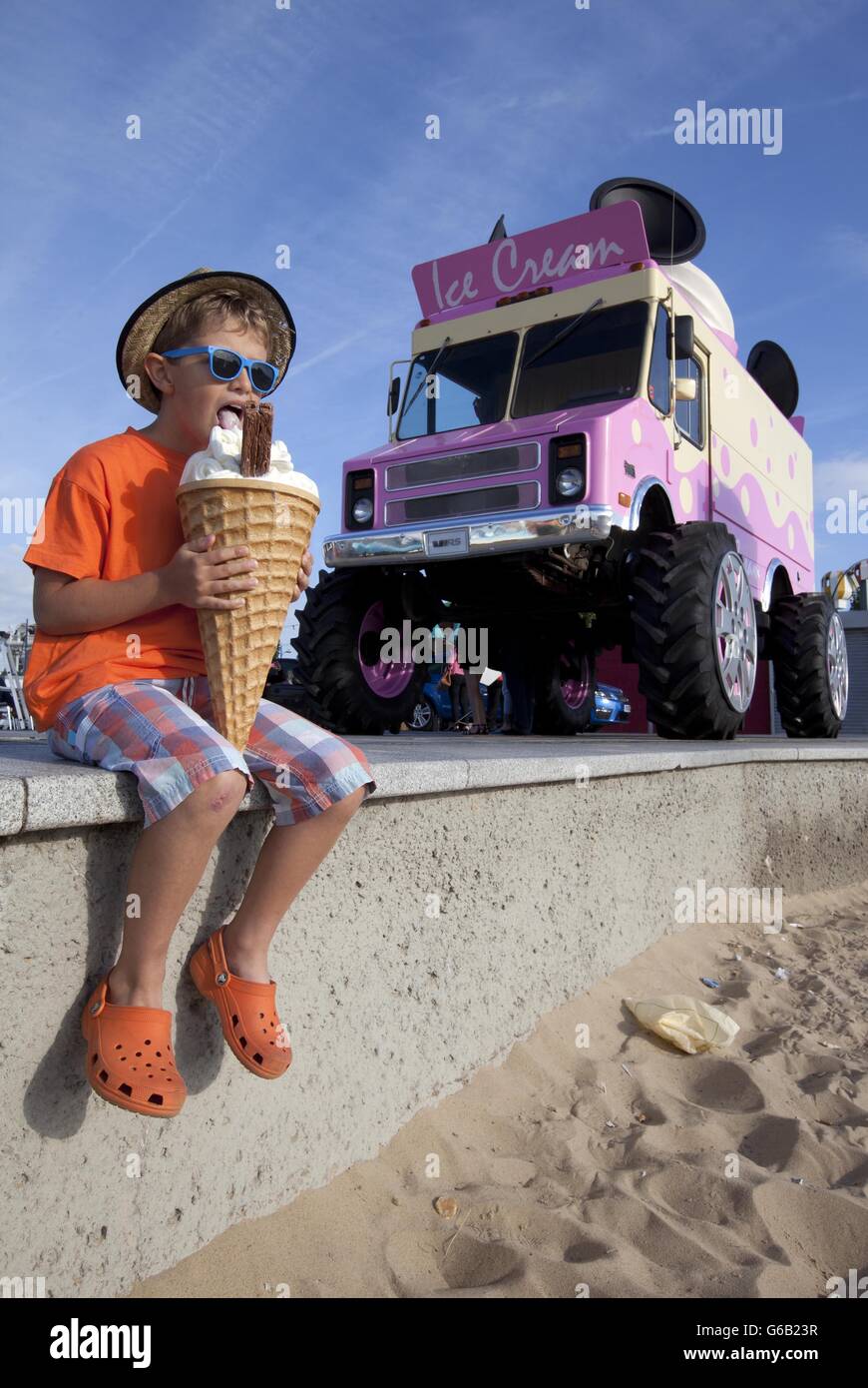 Leighton, acht, aus Norfolk (Nachname nicht angegeben), genießt ein kostenloses Eis aus einem riesigen Eiswagen, der in der neuen SKODA Octavia VRS-Anzeige am Great Yarmouth Beach zu sehen ist, bevor die Anzeige am Sonntag, dem 25. August, auf den Fernsehbildschirmen zu sehen ist. Stockfoto