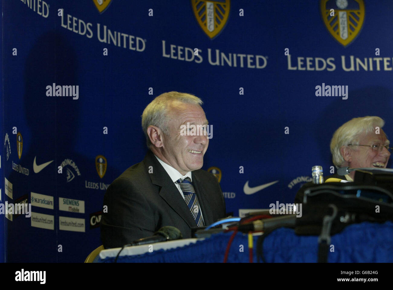 Peter Reid, Manager des Leeds United, wird während einer Pressekonferenz in der Elland Road, Leeds, als neuer Vollzeit-Manager vorgestellt. Reid wurde als dritter Manager von Leeds United in einem Jahr bestätigt. * Reids Belohnung für die Führung von Leeds zur Premiership Safety in der Rolle des Hausmeistermanagers ist es, Terry Venables' ständiger Nachfolger bei Elland Road zu werden. Reids Ankunft als Hausmeister mit noch acht Spielen wurde von einigen Leeds-Fans mit Skepsis begrüßt. Aber Leeds haben 10 Punkte aus ihren sieben Spielen unter Reid geholt und Fans und Spieler scheinen sich gleichermaßen für ihn aufgewärmt zu haben. Stockfoto