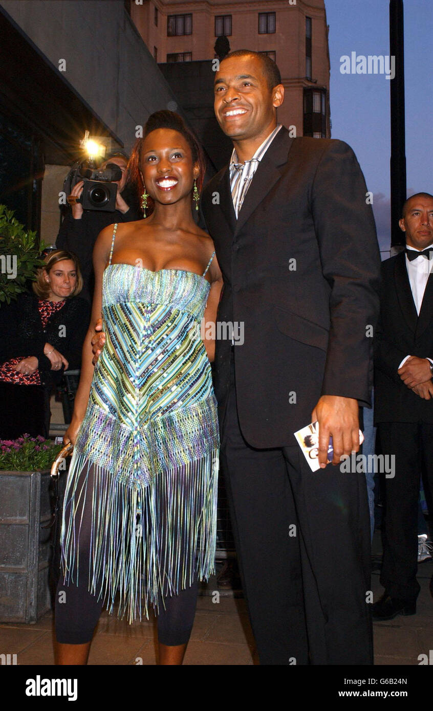 Michelle Gayle und ihr Mann Mark Bright kommen am Eingang des Ballsaals des Dorchester Hotels in London an, um David GEST zum 50. Geburtstag zu feiern. Stockfoto