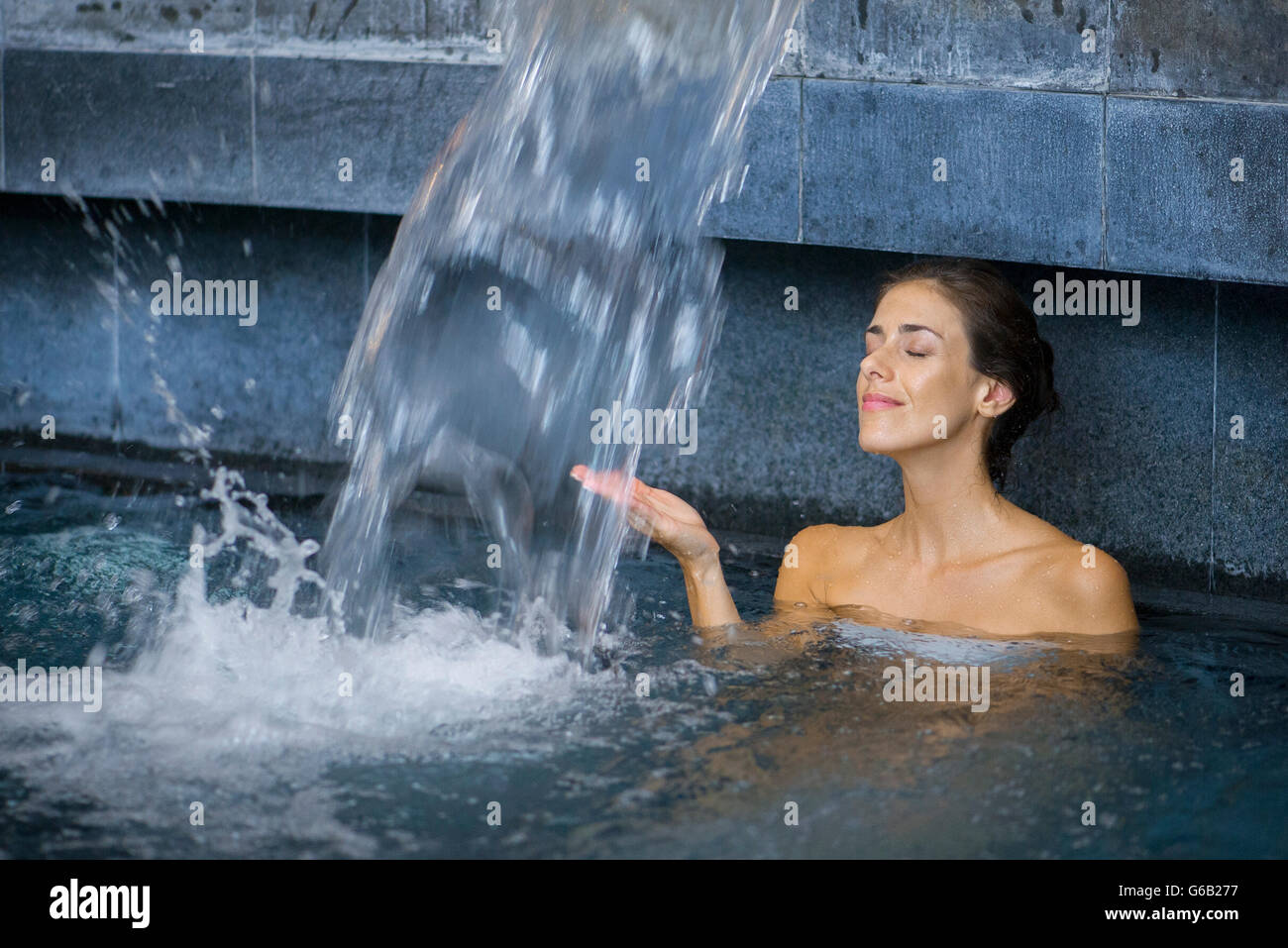 Frau Entspannung im spa Stockfoto