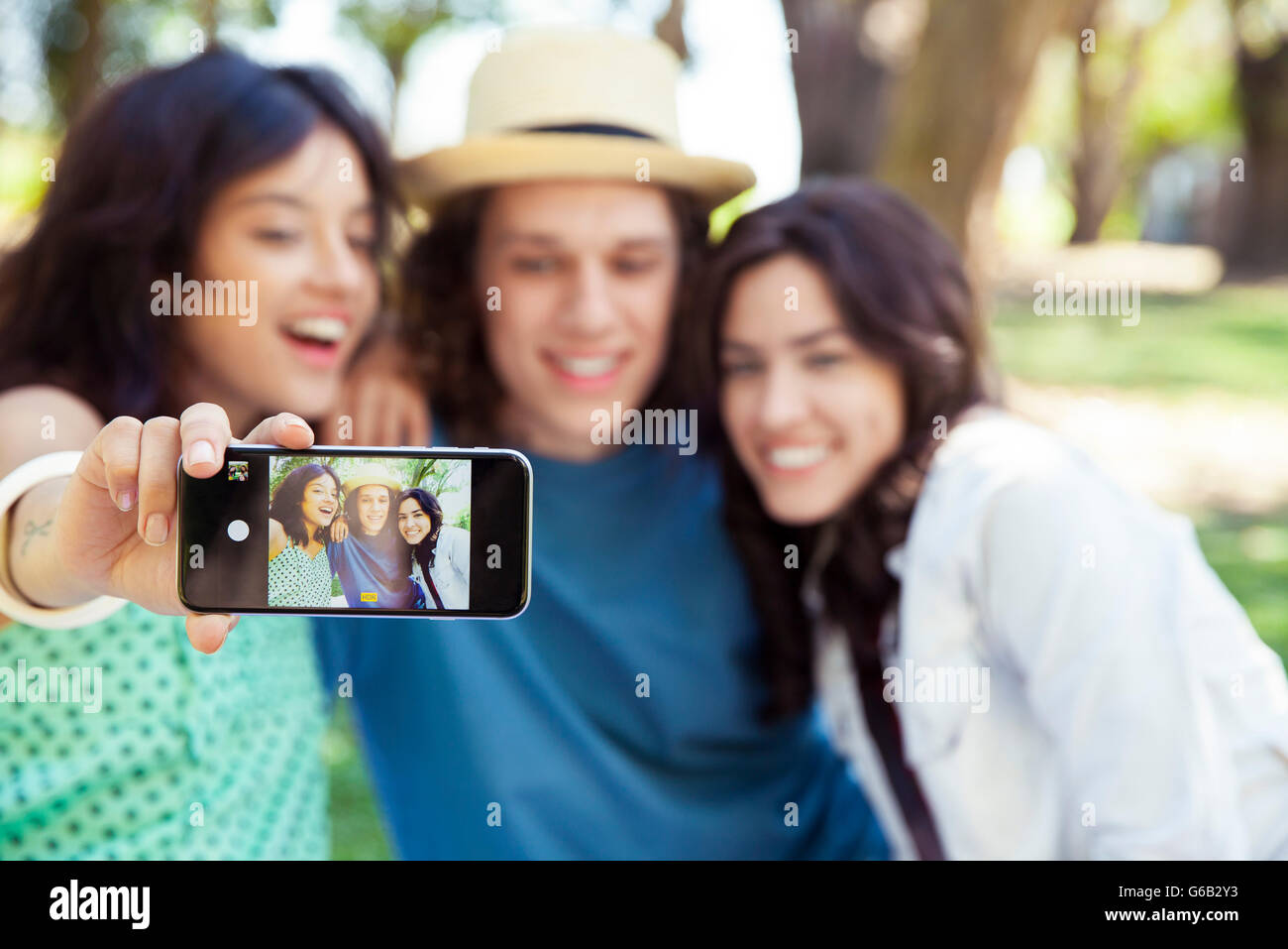 Freunde nehmen Selfie im park Stockfoto