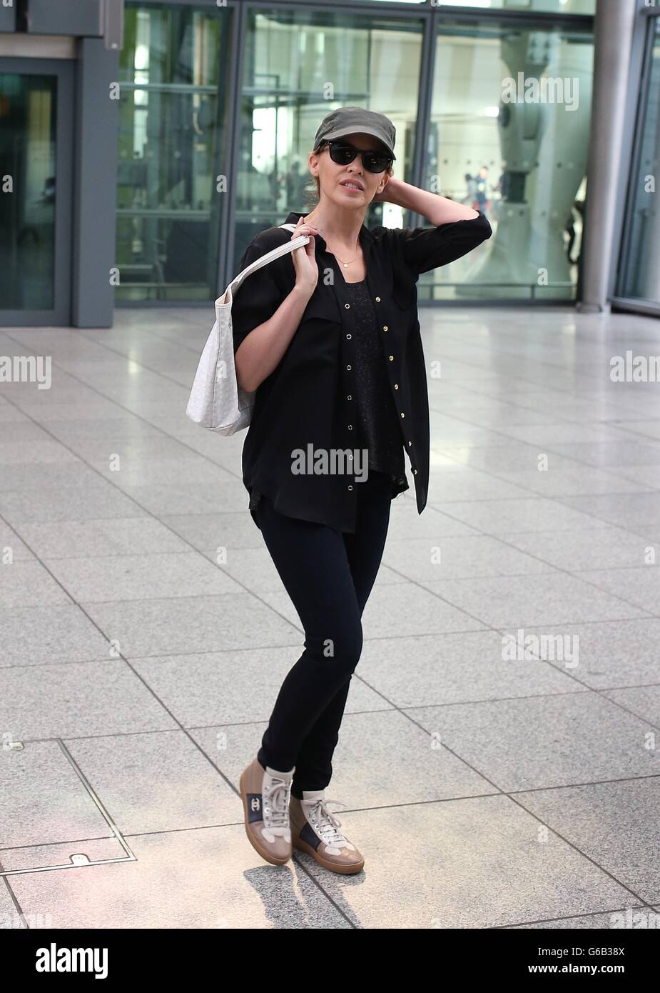 Kylie Minogue Sichtung - Heathrow Stockfoto