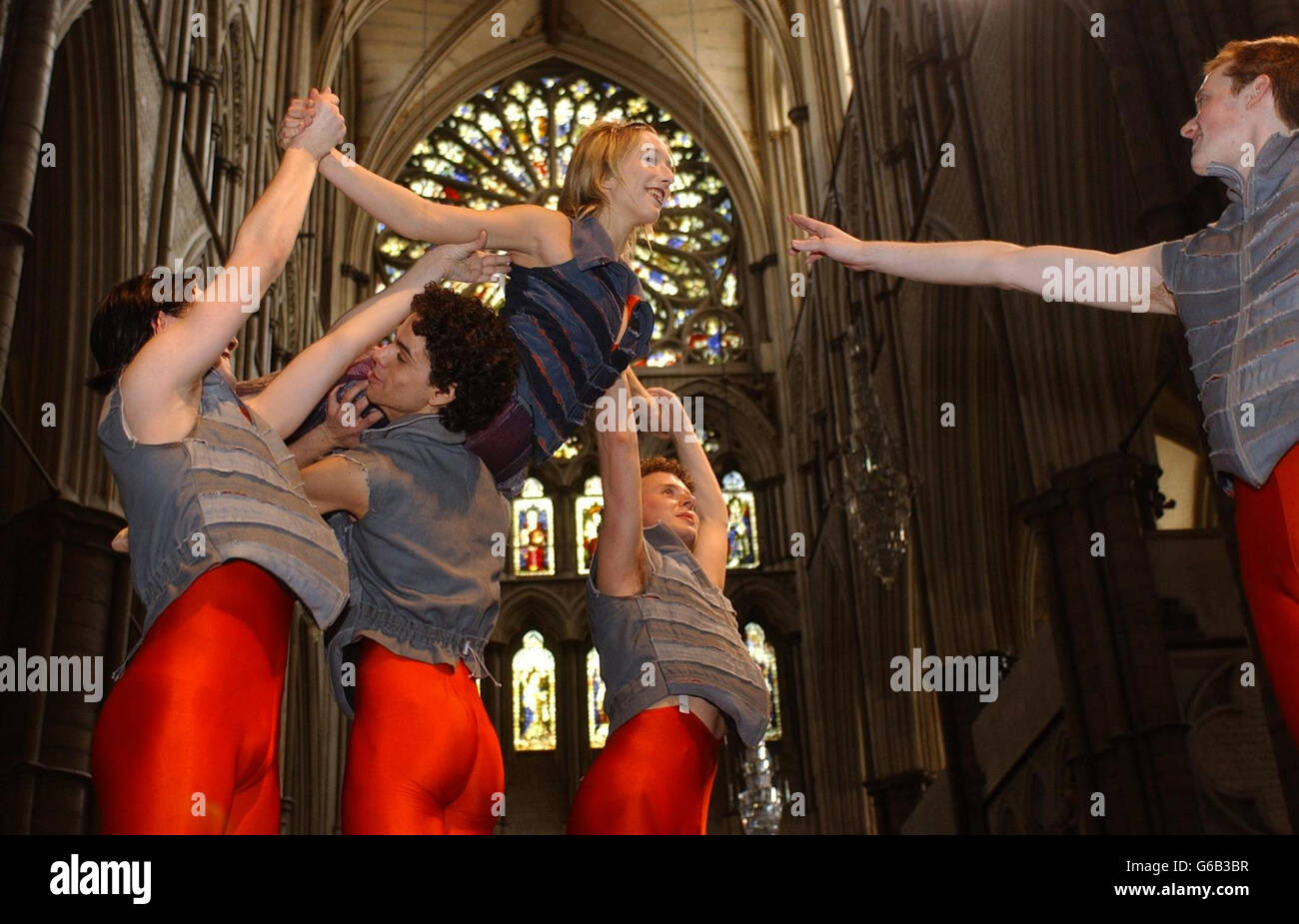 Mitglieder des English National Ballet Proben ihre Routinen in der Londoner Westminster Abbey, wo sie als erste Kompanie in der Abbey auftreten werden. * Jim Fletcher, vom English National Ballet, sagte: "Wir spezialisieren uns auf Aufführungen an seltsamen und wunderbaren Orten. Wir haben auch ein gesundes Engagement für die Entwicklung junger britischer Choreografen und das Sponsoring neuer Werke." Stockfoto