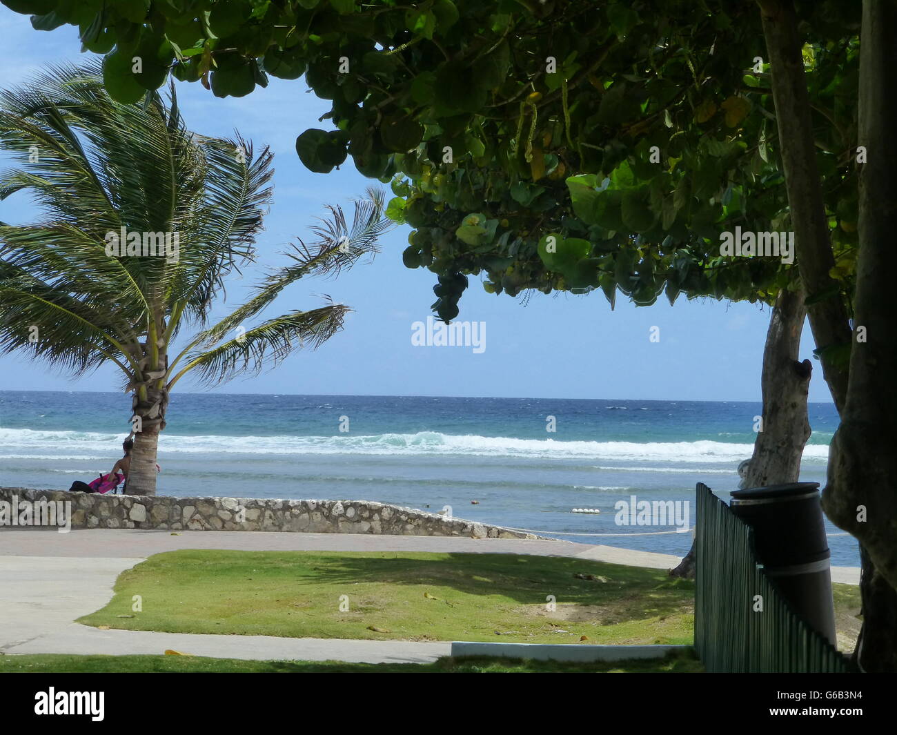 Schöner Strand erschossen... goldenen Sandstrand mit Kokospalme und tiefblaue Meer im Hintergrund und blauer Himmel... weiß schäumende Wellen Stockfoto