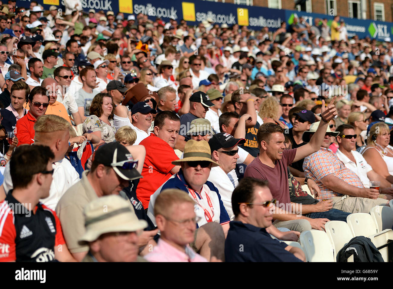 Cricket - Fünfter Investec Ashes Test - Tag fünf - England gegen Australien - das Kia Oval. Mitglieder der „Barmy Army“ feiern am fünften Tag des fünften Ashes-Tests im Kia Oval auf den Tribünen Stockfoto