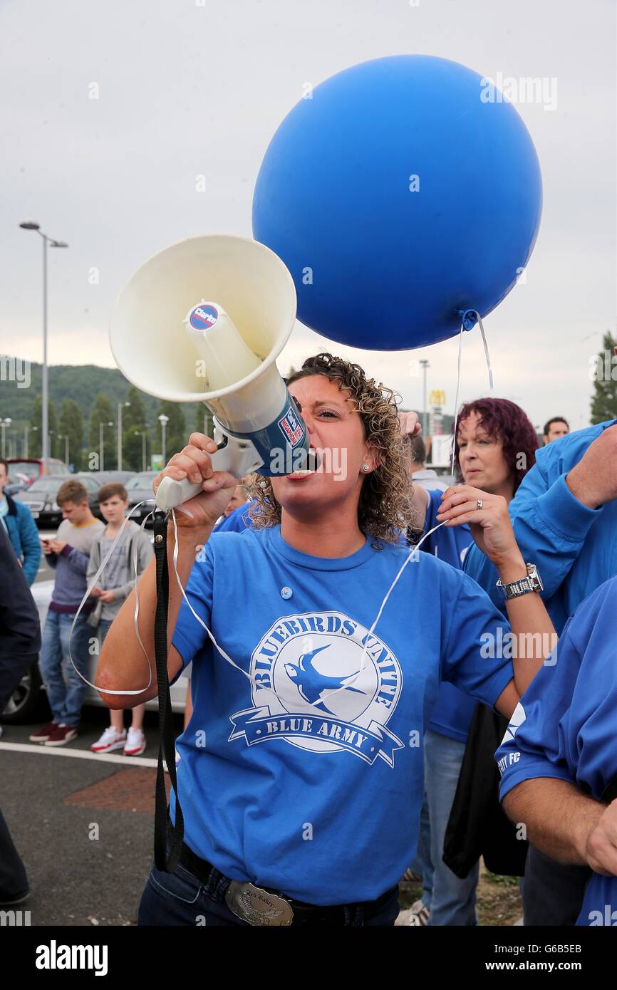 Cardiff City Fans während der Bluebirds Unite Protest gegen die Schläger wechseln die Hemdfarbe von blau zu rot Stockfoto