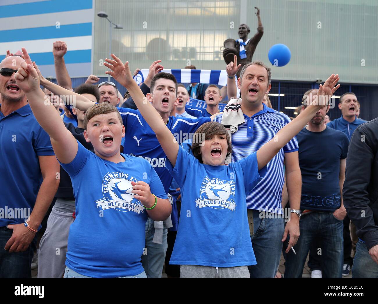 Cardiff City Fans während der Bluebirds Unite Protest gegen die Schläger wechseln die Hemdfarbe von blau zu rot Stockfoto