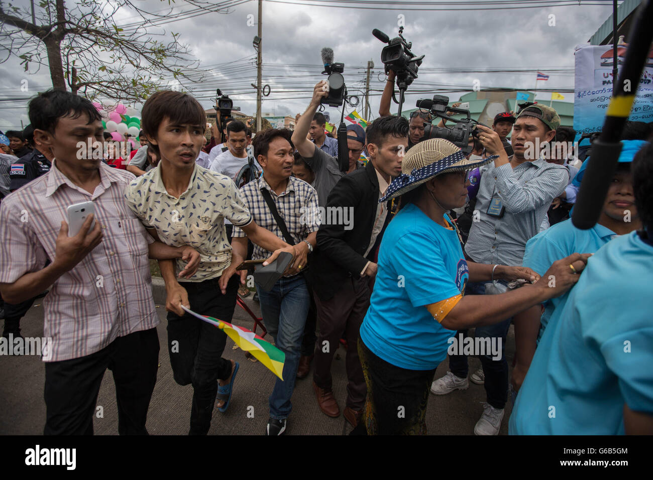 Bangkok, Samut Sakhon, Thailand. 23. Juni 2016. Burmesische Migranten brechen die Sicherheitsbarriere, nachdem Aung San Suu Kyi vor ihnen in ihrem Auto Talad Talay Thai Hall auf 23. Juni 2016 in Samut Sakhon, westlich von Bangkok bestanden. Myanmar Außenminister und Staat Ratgeber Aung San Suu Kyi kam in Bangkok am Donnerstag 23 für einen dreitägigen offiziellen Besuch in Thailand wo sie burmesische Migranten traf. Es ist der erste ausländische Besuch in Thailand seit ihrer pro-demokratischen Partei (NLD) macht im April übernahm. Bildnachweis: Guillaume Payen/ZUMA Draht/Alamy Live-Nachrichten Stockfoto