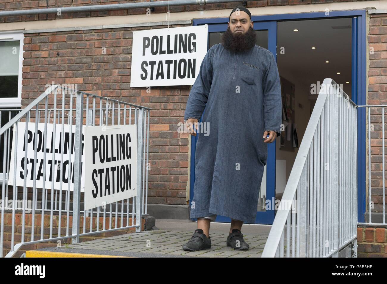 London, UK. 23. Juni 2016. Wähler im Wahllokal in London 23.06.2016 Credit: Dpa/Alamy Live-Nachrichten Stockfoto