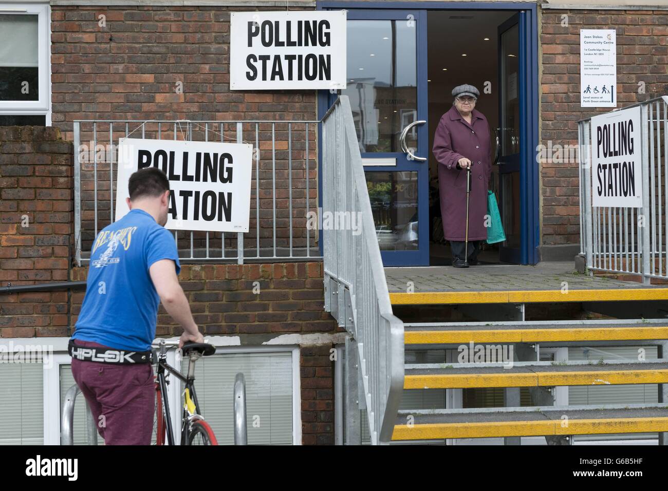 London, UK. 23. Juni 2016. Wähler im Wahllokal in London 23.06.2016 Credit: Dpa/Alamy Live-Nachrichten Stockfoto