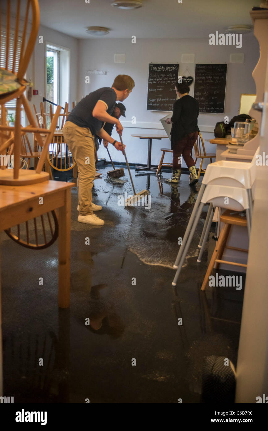 London, UK. 23. Juni 2016. Hochwasser füllt das Café im Kirchensaal Emmanuel nach sintflutartige Dusche, mehr als 30 Minuten lang verursacht lokale Überschwemmungen in Northwood, North west London. Bildnachweis: Stephen Chung / Alamy Live News Stockfoto